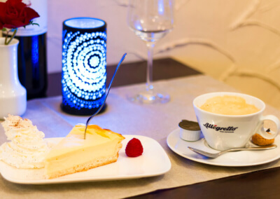 Kaffee und Kuchen aufgetischt. Forsthaus Heiligkreuz Bingen - fotografiert von Bruno Bouyajdad